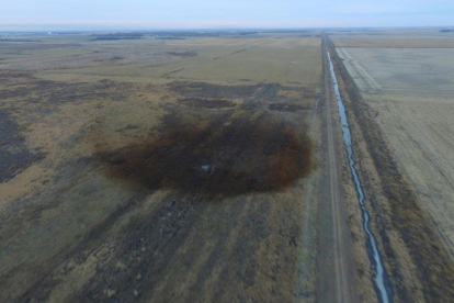 Vista aérea en la que se aprecia un derrame de petróleo que obligó a cerrar la parte construida del oleoducto Keystone XL el año pasado en Dakota del Sur, EEUU.-