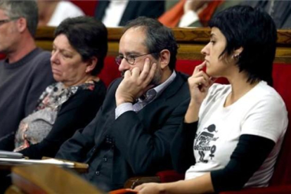 Los diputados de la CUP Gabriela Serra, Antonio Baños y Anna Gabriel, en el Parlament.-EFE / TONI ALBIR