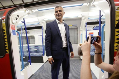 El alcalde de Londres, Sadiq Khan, el pasado 20 de agosto en la estación de metro de Brixton de la capital británica.-REUTERS