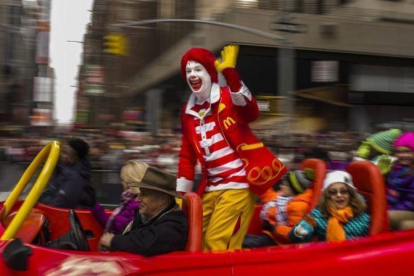 Ronald, el 'clown' de McDonald's, saluda a la multitud durante un desfile de Acción de Gracias, en Nueva York, el 26 de noviembre del 2015.-AP / ANDRES KUDACKI
