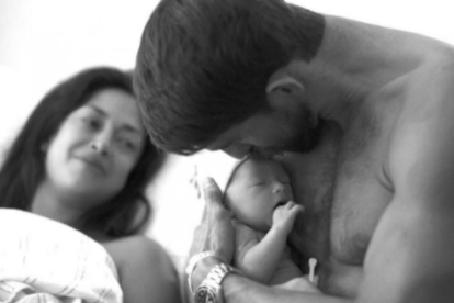 Michael Phelps sostiene a Boomer Robert, su hijo recién nacido.-INSTAGRAM