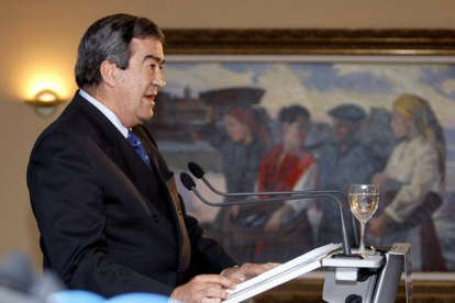 El presidente de Foro, Francisco Álvarez-Cascos, en la rueda de prensa tras las elecciones asturianas.-EFE / J.L. CEREJIDO
