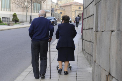 Dos ancianos caminan hacia San Juan de Rabanera.-VALENTÍN GUISANDE