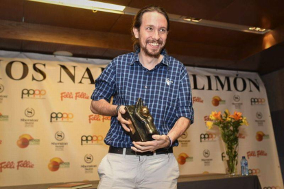 Pablo Iglesias con el 'premio Limón' que le dio la Peña de Periodistas Primera Plana, ayer en Madrid.-Foto: EFE / FERNANDO VILLAR