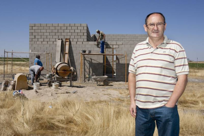 Ángel Gómez, alcalde de El Pedroso, un pequeño municipio de Salamanca. Jesús Formigo / ICAL-