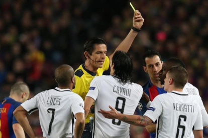 Deniz Aytekin muestra la cartulina amarilla a Blaise Matuidi durante el Barça-PSG.-REUTERS / ALBERT GEA