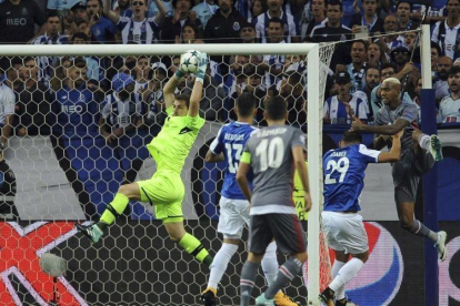 Casillas captura el balón durante el partido de la Champions ante el Besitkas.-PAULO DUARTE (AP)