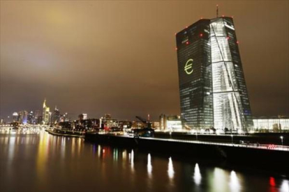 El símbolo del euro, proyectado en la sede del BCE.-AP / MICHAEL PROBST