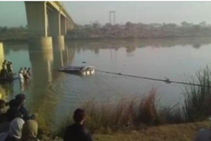 El autobús siniestrado en el río Banas, en Rajastán.-EL PERIÓDICO