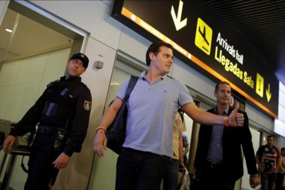 El líder de Ciudadanos, Albert Rivera, tras aterrizar en Madrid de su viaje a Venezuela.-JOSE LUIS ROCA
