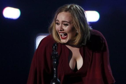 Adele, emocionada, con uno de los premios Brit, la noche del miércoles en Londres.-REUTERS / STEFAN WERMUTH
