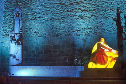 Espectáculo de luz sobre Santa Teresa en los monumentos de Ávila.-Ical