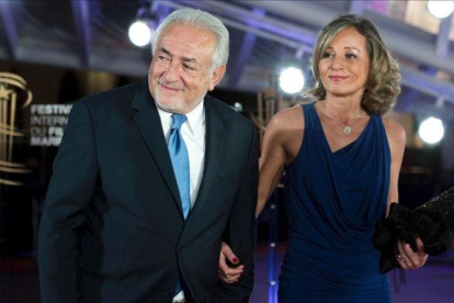 Dominique Strauss-Kahn y Myriam L Aouffir posan en la alfombra roja del Festival de Cine de Marrakech, en diciembre del 2016.-FADEL SENNA