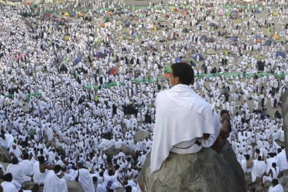 Musulmanes rezan en el monte de Arafat, cerca de La Meca, en Arabia Saudí, este miércoles.-AMEL PAIN / EFE