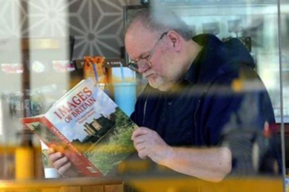Thomas Markle, en una cafería de México, el pasado abril.-TWITTER