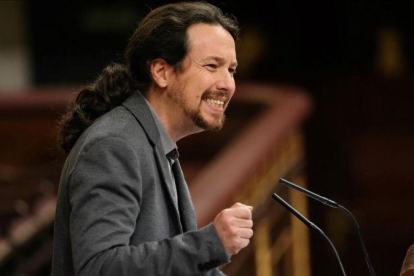 Pablo Iglesias, líder de Podemos, en la tribuna del Congreso durante el debate de pensiones de hoy.-JUAN MANUEL PRATS