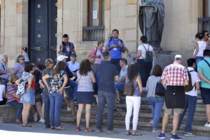 Un grupo de turistas, ayer, frente a la fachada del Palacio Provincial de Soria.-DANIEL RODRÍGUEZ
