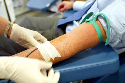 Donante de sangre en el Centro de Hemoterapia y Hemodonación de Valladolid.-ICAL