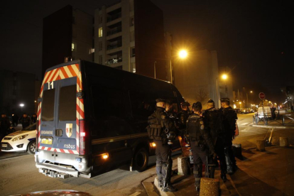 Despliegue policial en la periferia de París.-CHRISTOPHE ENA / AP