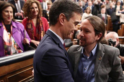 Pedro Sánchez y Pablo Iglesias, al concluir el debate de investidura en el Congreso el pasado 7 de enero.-EDUARDO PARRA (EUROPA PRESS)