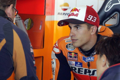 El piloto Marc Márquez escucha a su equipo al inicio la segunda tande de entrenamientos de MotoGP celebrada en el circuito turolense de Motorland.-EFE