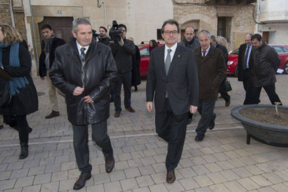 El 'president' Artur Mas junto al delegado de la Generalitat en las Terres de l'Ebre, Xavier Pallares, durante la visita a la poblacion.-Foto: JOAN REVILLAS