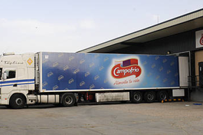 Un camión carga en un muelle de la fábrica olvegueña de Campofrío. / VALENTÍN GUISANDE-