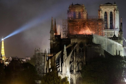 Tareas de extinción del incendio en la catedral de Notre Dame.-LUDOVIC MARIN (AFP)