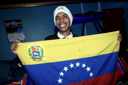 Adrian Solano con la bandera de Venezuela.-LEHTIKUVA
