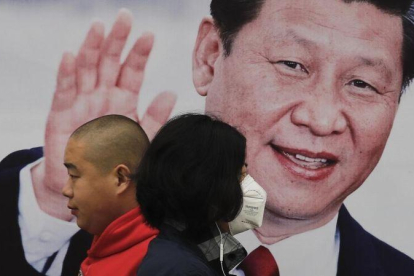 Una valla publicitaria con la foto del líder chino Xi Jinping en Pekín.-AP / ANDY WONG