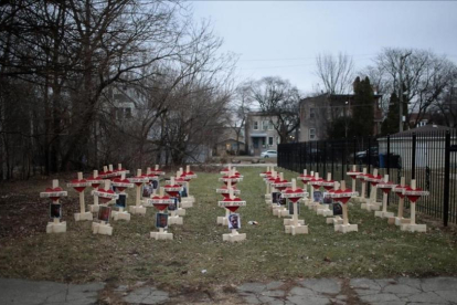 Estas 43 cruces plantadas en un barrio de Chicago simbolizan los muertos por asesinato en esta ciudad en lo que va del 2017.-SCOTT OLSON
