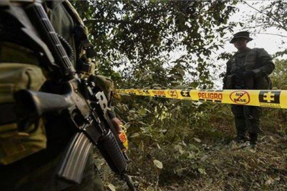 Efectivos del Ejército de Colombia resguardan la zona de un asesinato.-AFP
