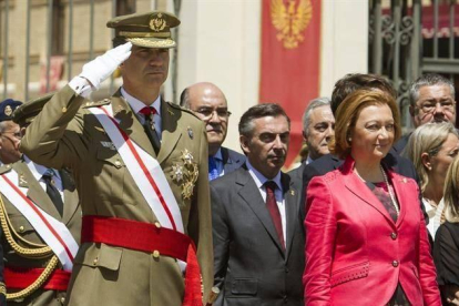 Felue VI saluda a Luis Gallego, presidente de Iberia, en presencia de Antonio Vázquez, presidente de IAG (entre ambos).-CHEMA MOYA
