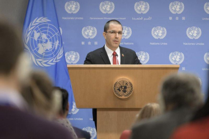 El canciller de Venezuela  Jorge Arreaza  mientras habla durante una conferencia de prensa ofrecida hoy en la sede del organismo en Nueva York.-ONU