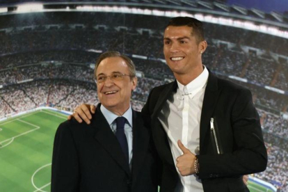 Cristiano Ronaldo, abrazado a Florentino Pérez el día de la presentación de su renovación.-AFP / GERARD JULIEN