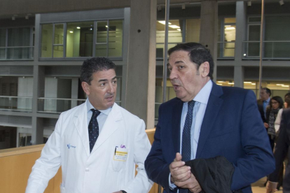El consejero de Sanidad, Antonio María Sáez, acompañado por el gerente del HUBU, Migue Ángel Ortiz de Valdivielso, antes de las II Jornadas de Gestión Sanitaria 'Comprometidos con la sostenibilidad, los pacientes y la sociedad'.-ICAL