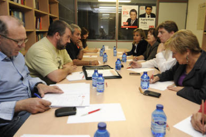 Miembros del comité de empresa en la reunión con el PSOE. / U. S. -