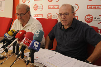 José Antonio Postigo (izda.) y José Javier Gómez, durante la presentación de la manifestación de mañana. / ÚRSULA SIERRA-