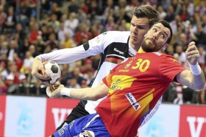 El alemán Erik Schmidt tapona el tiro de Gedeón Guardiola durante la final del europeo de balonmano.-EFE / STANISLAW ROZPEDZIK