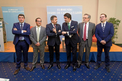 Pablo R. Lago, Francisco Fernández Bustamante, Miguel Rego, Juan Carlos Suárez-Quiñones, Avelino Carrizo Pérez y Félix Barrio, instantes antes del comienzo del Club de Prensa.-Pablo Requejo (Photogenic)