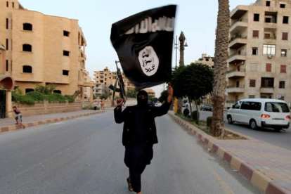 Un miembro del Estado Islámico en la ciudad siria de Raqqa en junio de 2014.-REUTERS