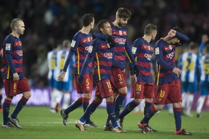 Los jugadores del Barça regresan a los vestuarios mientras los del Espanyol saludan a su afición en el Camp Nou.-