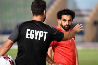 Mohamed Salah atiende a las instrucciones de un técnico de Egipto en el último entrenamiento.-KHALED DESOUKI (AFP)