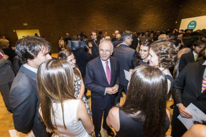 Isidre Faine, en el centro, conversa con algunos becados de la última convocatoria de la obra social.-Maximo Garcia de la paz