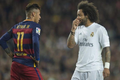 Marcelo habla con Neymar en el último clásico del Camp Nou.-JORDI COTRINA