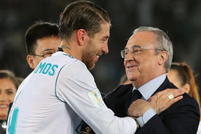 Sergio Ramos junto a Florentino Pérez.-EL PERIÓDICO