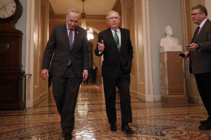 El líder demócrata en el Senado, Charles Schumer (a la derecha), y el líder de los republicanos, Mitch McConnell.-CHIP SOMODEVILLA / AFP