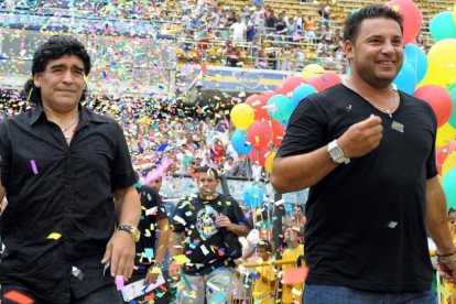 Antonio Mohamed (derecha), en un partido homenaje a Zanetti, al que acudió Maradona.-ALEJANDRO PAGNI
