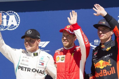 Sebastian Vettel ha logrado hoy la pole en Canadá, siendo más veloz que Valtteri Bottas, a la izquierda, y Max Verstappel, a la derecha.-AP / RYSN TRMIORZ