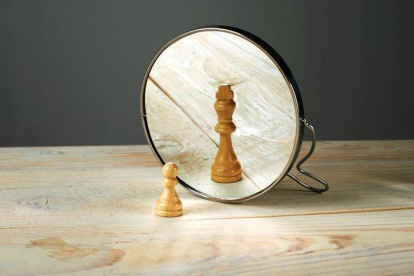 Peón de ajedrez frente al espejo.-123RF